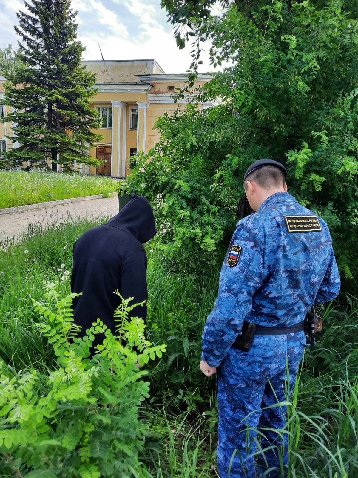 Судебный пристав нашёл наркотическую «закладку» рядом со зданием районного  суда в Вологде